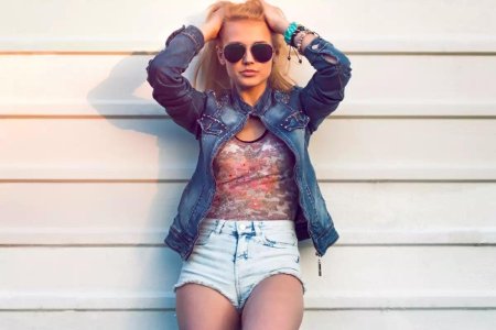 Девушка в джинсовке