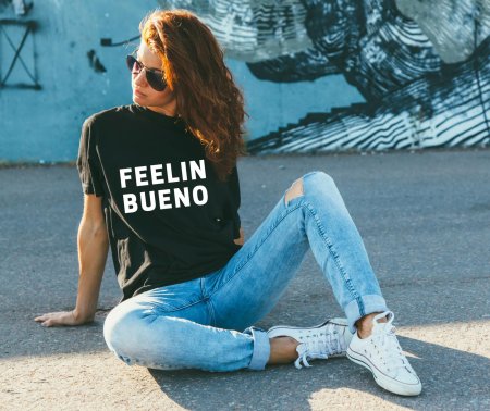 Девушка в джинсах