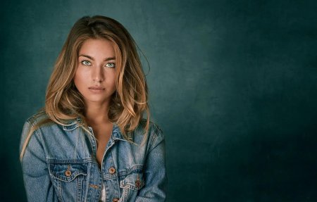 Девушка в джинсовке