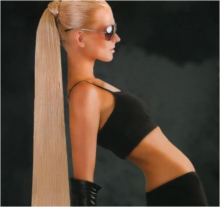 Девушка с нарощенными волосами