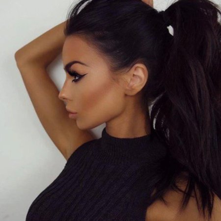 Брюнетка с высоким хвостом