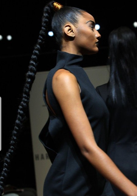 Девушка с высоким хвостом