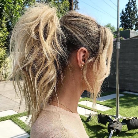 Прическа небрежный хвост