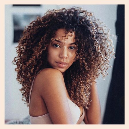 Мулатка с кудрявыми волосами