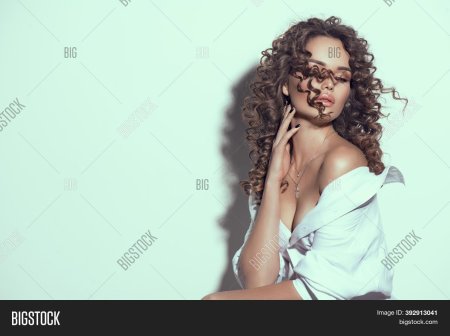 Девушка с вьющимися волосами