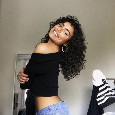 Мулатка с кудрявыми волосами