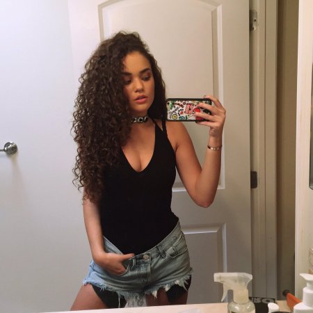 Мэдисон Петтис кудрявая