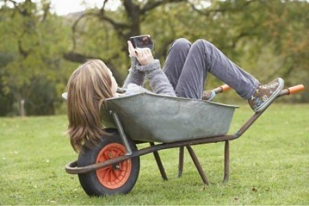 Девушка с садовой тачкой