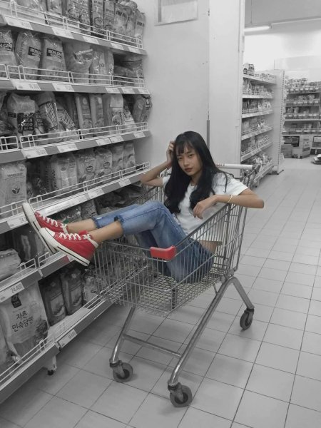 Корейские девушки в магазине