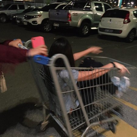 Девочка с тележкой