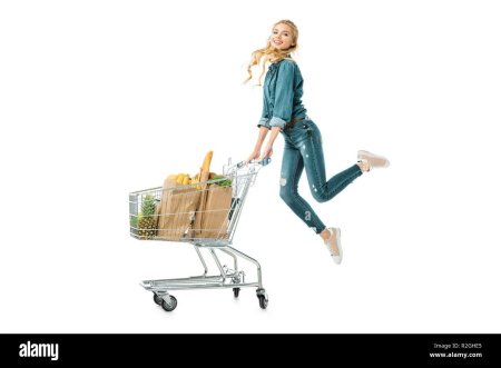 Женщина с продуктовой тележкой
