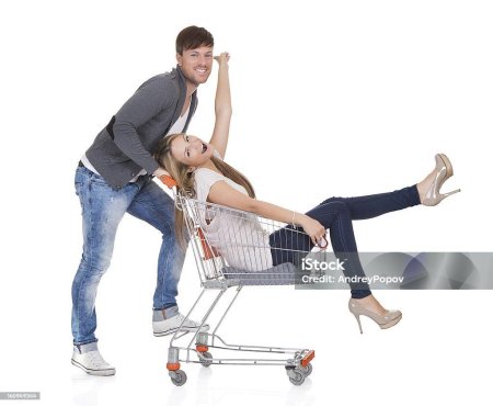 Человек с продуктовой тележкой