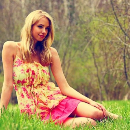 Девушка в летнем сарафане