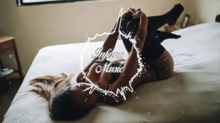 Девушка лежит на спине