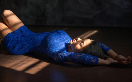 Марина Шимкович в синем платье лежит