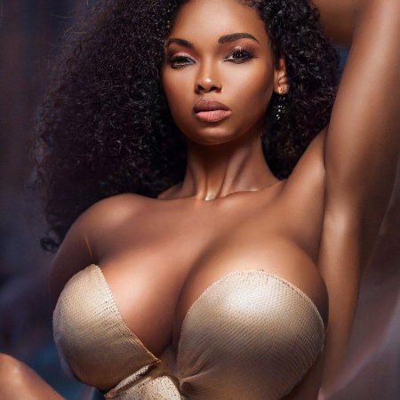 Красивая грудь негритянки