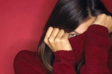 Девушка прикрывает лицо