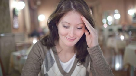 Женщина смущается