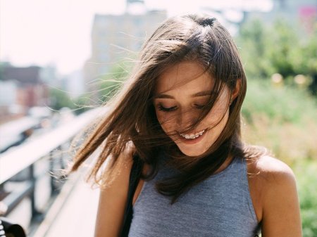 Застенчивая девушка