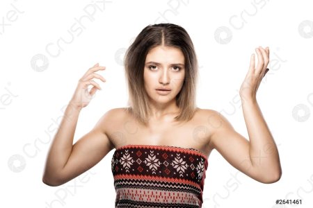 Девушка смущенно улыбается