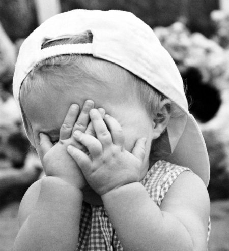 Девочка стесняется