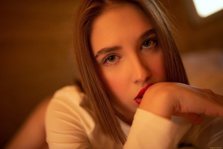 Красивое лицо девушки