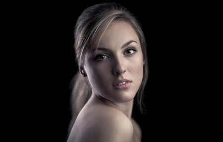 Портрет девушки на черном фоне