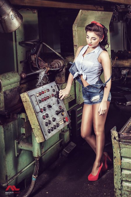 Девушка на заводе в стиле пин ап