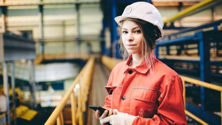 Рабочий на заводе