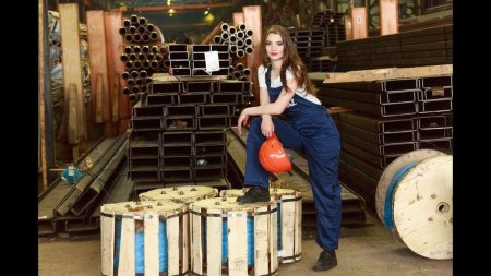 Девушка на складе