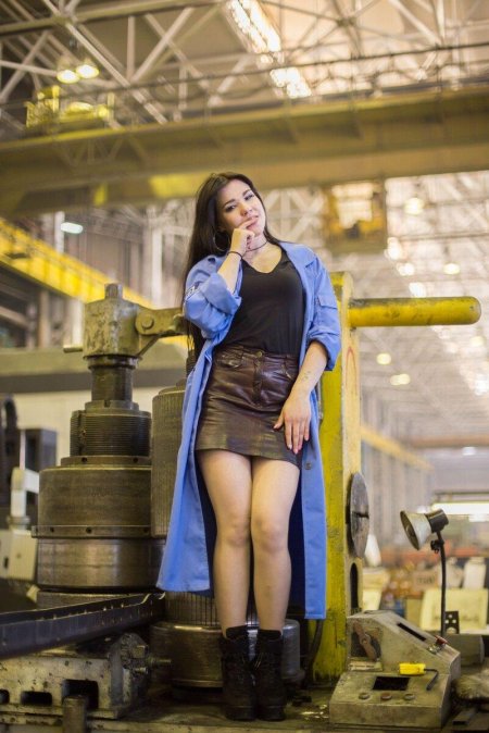 Девушка на заводе