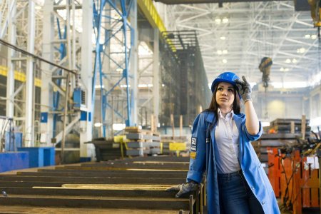 Девушка на заводе