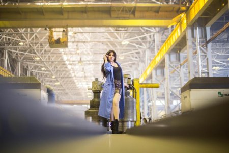 Женщина на заводе