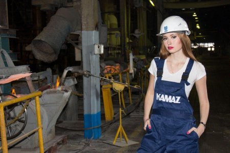 Девушка на заводе