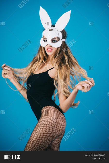 Девушка кролик в чулках