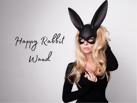 Девушка в маске кролика