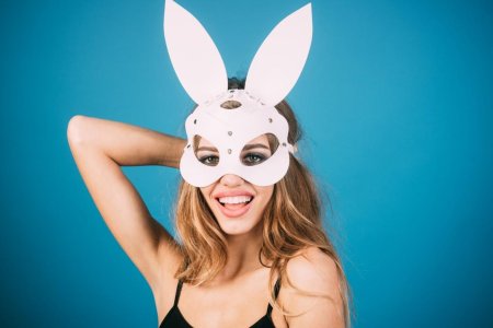 Девушка в маске кролика