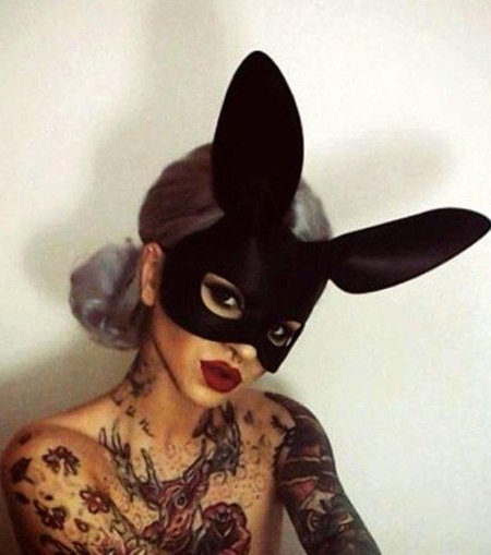 Девушка в маске кролика