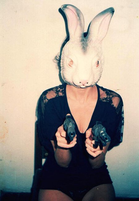 Девушка с головой зайца