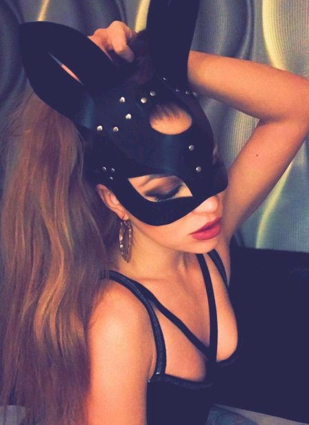 Девушка в маске кошки