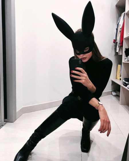 Катя Адушкина в маске зайца