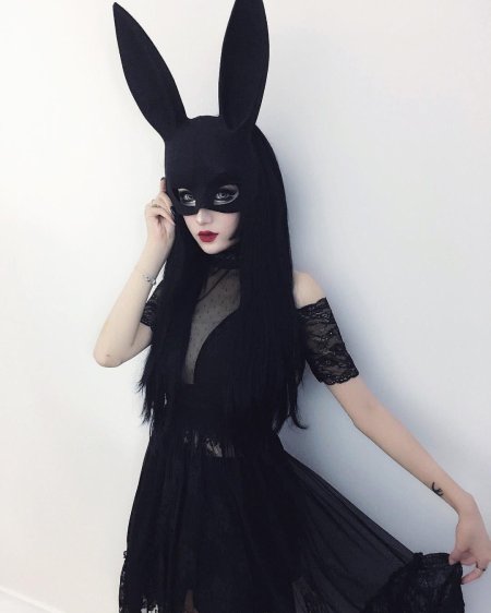 Девушка в маске кролика