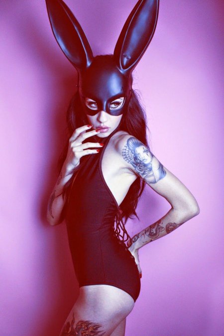 Девушка в маске зайца