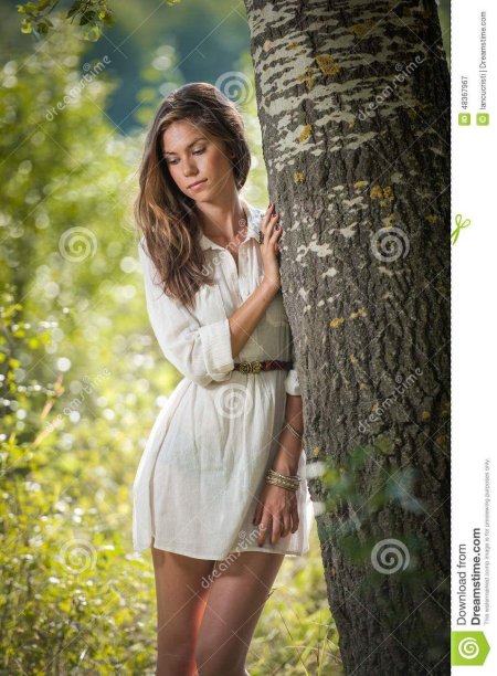 Девушка в платье летнем