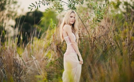 Девушка блондинка на природе