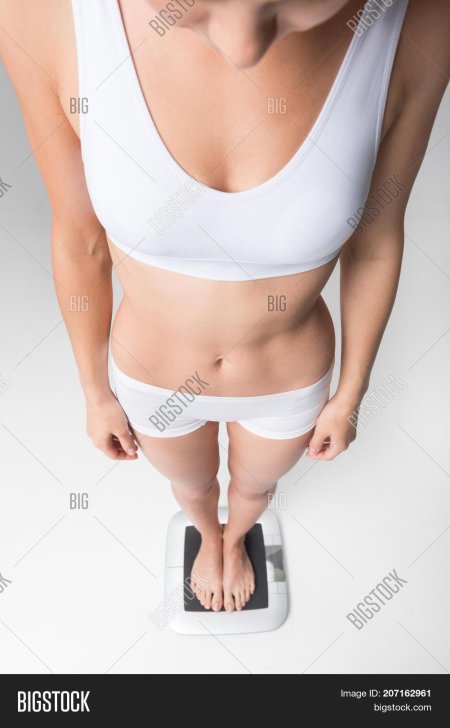 Стройная девушка на весах