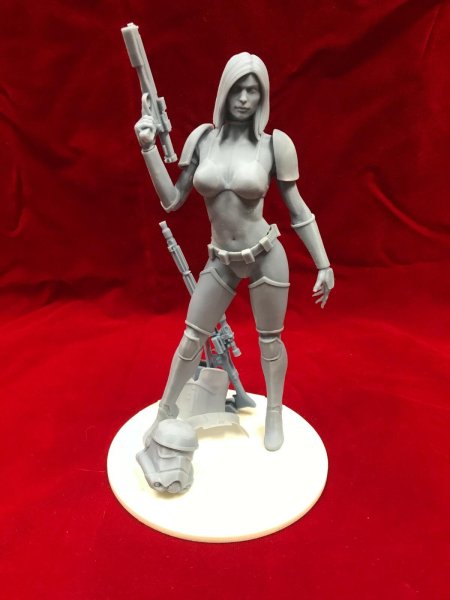 Фигурки женщин из смолы