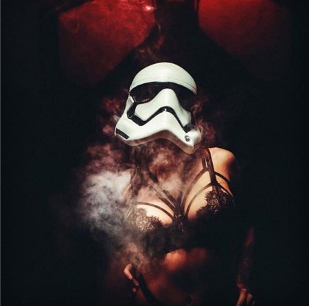 Девушка в шлеме штурмовика