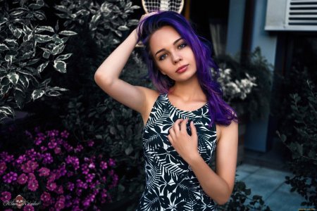 Девушка брюнетка