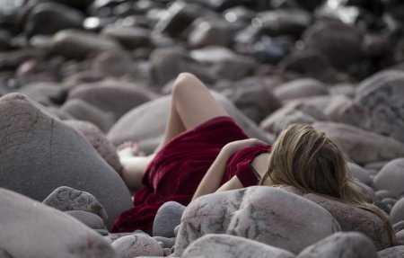 Склон девушка и камни